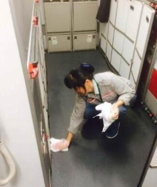 清洁工在航班捡获“天价”袜 里面塞满美金