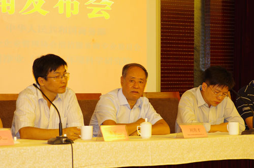从左至右依次为：李军（“中清协”秘书长）、刘育才“中国商业企业管理协会会长”、董博（商务部商贸服务司处长）