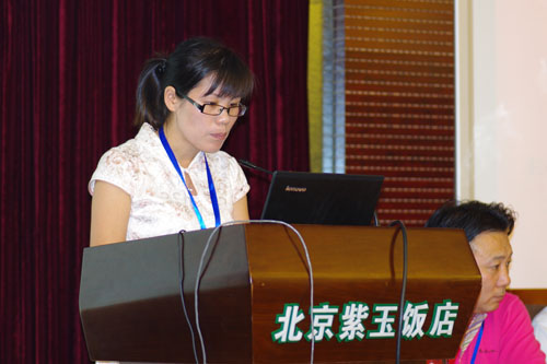 标准制定企业代表：芜湖艾瑞特环保科技有限公司王家梅上台演