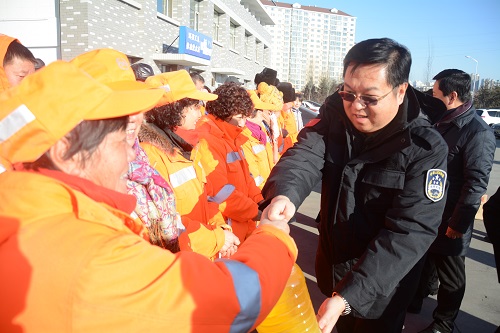 内蒙古呼和浩特金谷农商银行、呼和浩特市环卫局领导将慰问品送到一线环卫工人手中