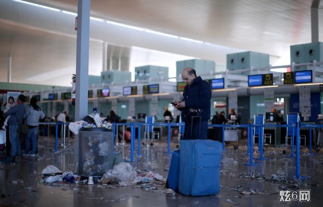 大堂因没人清理而挤满各式垃圾。