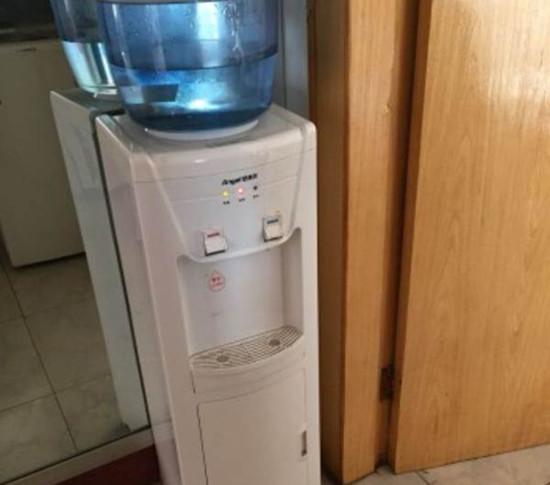 饮水机长期不清洗 你喝的水可能比马桶里还脏？