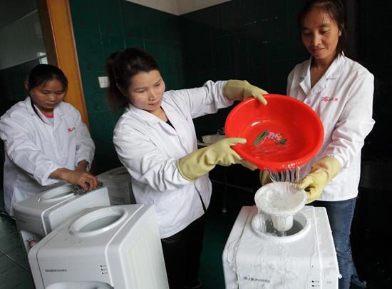 饮水机长期不清洗 你喝的水可能比马桶里还脏？