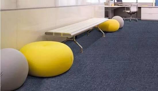 办公室地毯如何清洁 美女老板一招就搞定了