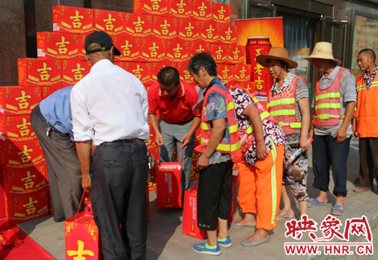 为环卫工人免费发放王老吉
