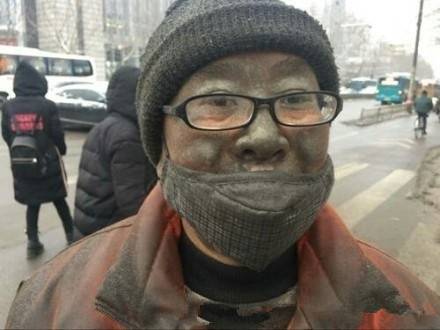 感动！环卫工清理冰雪满脸灰渍(组图)