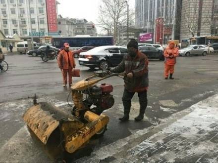 感动！环卫工清理冰雪满脸灰渍(组图)