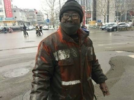 感动！环卫工清理冰雪满脸灰渍(组图)