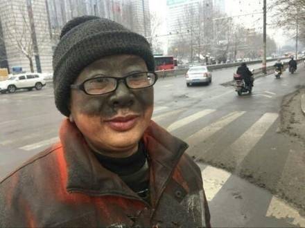 感动！环卫工清理冰雪满脸灰渍(组图)