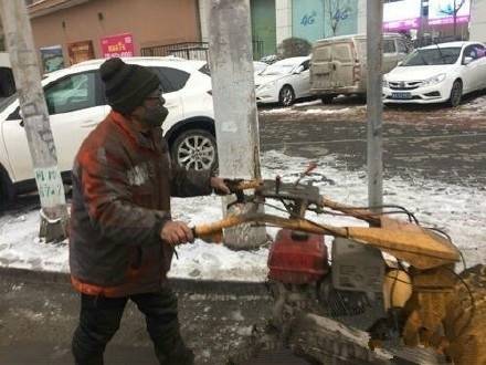 辛勤工作的环卫工。