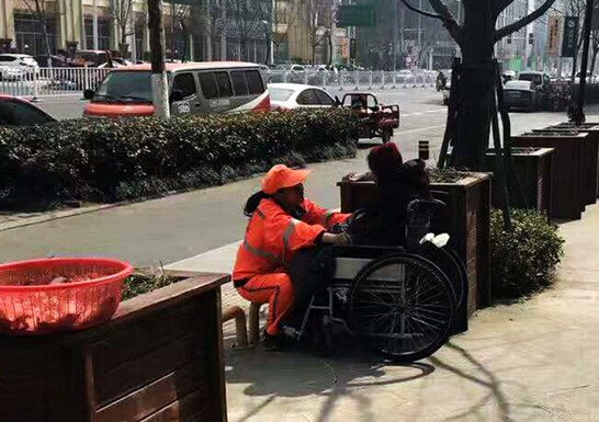 女环卫工带82岁失能婆婆扫大街获赞 做人要有良心