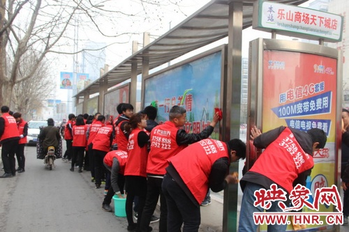 志愿者们争先劳动