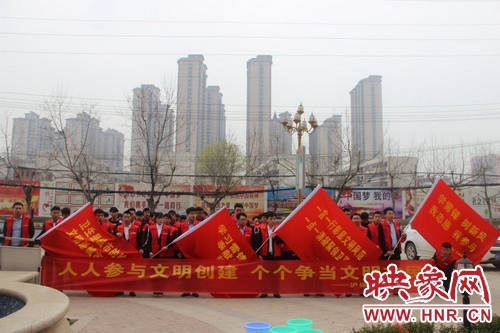 志愿者们分组行动